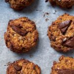 Miri Pérez-Cabrero Instagram - Cookies SIN HUEVO VEGANAS de calabaza riquísimas y súper suavesitas ✨✨✨✨✨ recién salidas del horno!!!!! ♥️ . I N G R E D I E N T E S: ⚡️1/2 calabaza pequeña ⚡️3 cdas crema de almendra ⚡️1 y media cda de eritritol ⚡️7 cdas avena ⚡️7 cdas harina de almendra ⚡️canela & aroma vainilla ⚡️chocolate & pizca de sal . I N S T R U C C I O N E S: 1️⃣en una olla hervimos la calabaza y la trituramos (sin el agua) 2️⃣añadimos la crema de almendra y mezclamos bien hasta que quede una crema homogénea 3️⃣añadimos el resto de ingredientes y mezclamos bien 4️⃣formamos nuestras galletitas y les añadimos un poco más de chocolate por encima y un toque de sal 5️⃣horneamos 180º durante 25 mins y listas!!!!!!!!🪷🪷🪷🪷 . #mirisrecipes #healthy #saludable #recetas #receta #recetassaludables #recetassanas #recetasfaciles #recetascaseras #cookies Madrid, Spain