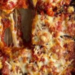 Miri Pérez-Cabrero Instagram - Parmiggina ❤️✨✨✨ . I N G R E D I E N T E S: ⚡️2 berenejenas ⚡️1 cebolla ⚡️1 bote de tomate pelado ⚡️aceite oliva, sal & pimienta ⚡️hierbas aromáticas, orégano & albahaca ⚡️queso mozzarella & parmesano . I N S T R U C C I O N E S: 1️⃣ cortamos la berenjena y la llevamos al horno con un poquito de aceite y sal a 180° unos 40mins 2️⃣ en una sartén doramos 2 dientes de ajo con un poco de aceite y añadimos la cebolla. Añadimos un poco de agua y cuando el agua evapore añadimos las especias, un poco más de aceite y el tomate. 3️⃣ dejamos que se haga la salsa durante media horita a fuego lento. 4️⃣ en una fuente apta para horno hacemos capitas de berenjena (ya estará hecha) + salsa tomate + queso mozarella y en la última capa añadimos el parmesano. Horno 180° 10 minutos más v listo!!! A disfrutar!💘💘💘💘 te gusta???? . #mirisrecipes #healthy #saludable #recetassanas #recetas #receta #recetasfaciles #recetassaludables #recetafit Madrid, Spain