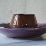 Miri Pérez-Cabrero Instagram - Flan con 4 ingredientes buenísimo!!!!! Lo haces en un plis y es SIN HORNO, SIN HUEVO y SIN HARINAS 🤍!!!! . I N G R E D I E N T E S: ⚡️1/5 litro de leche ⚡️1/2 tableta chocolate negro ⚡️5 hojas gelatina hidratadas ⚡️1 cda de miel . I N S T R U C C I O N E S: 1️⃣mezclamos todos los ingredientes menos la miel 2️⃣llevamos la mezcla a una olla a fuego lento y removemos con unas varillas hasta que se deshaga la gelatina y el chocolate 3️⃣llevamos la mezcla a moldes de flan y a la nevera durante 2h (yo suelo dejarlo toda la noche!!). Desmoldamos y añadimos miel por encima y listo!!! Feliz noche!!! 💕💕💕✨✨✨✨✨✨✨✨ . #mirisrecipes #healthy #saludable #recetas #recetassanas #recetassaludables #receta #recetasfaciles #recetascaseras #flan #chocolate Madrid, Spain