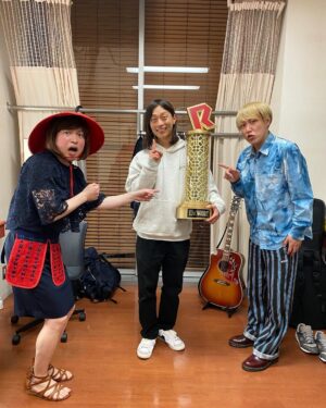 Misoo No Instagram - 昨日はタイタンシネマライブ
.
あ〜ざした〜す！（たこ口）
.
ネタは
.
『後輩の結婚式に行くアラサー武士』
.
〜す！
.
R-1のトロフィー触らせてもらった〜す！
.
#タイタンシネマライブ #タイタンライブ #お見送り芸人しんいち #ダニエルズ #脳みそ夫 #アラサー武士