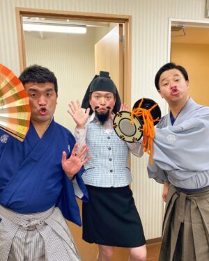 Misoo No Instagram - 『すゑひろがりず並びに～脳みそ夫編～』
.
あ～ざした～す！（たこ口）
.
めちゃくちゃたの新古今和歌集～！！
.
またぜひコラボしたい～す！
.
アーカイブも残るそうなんで、ぜひ試聴してほし〜す！
.
和の芸人さんあつめて
.
和ライブもやりたい〜すね！
.
すゑひろがりずさん
.
今日は呼んでくれてあ〜ざした〜す
！
.
#すゑひろがりず #大宮よしもとラクーン劇場 #脳みそ夫 #OL聖徳太子