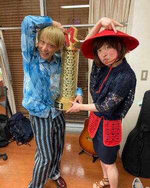 Misoo No Instagram - 昨日はタイタンシネマライブ
.
あ〜ざした〜す！（たこ口）
.
ネタは
.
『後輩の結婚式に行くアラサー武士』
.
〜す！
.
R-1のトロフィー触らせてもらった〜す！
.
#タイタンシネマライブ #タイタンライブ #お見送り芸人しんいち #ダニエルズ #脳みそ夫 #アラサー武士