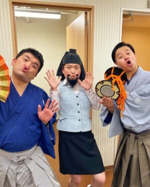Misoo No Instagram - 『すゑひろがりず並びに～脳みそ夫編～』
.
あ～ざした～す！（たこ口）
.
めちゃくちゃたの新古今和歌集～！！
.
またぜひコラボしたい～す！
.
アーカイブも残るそうなんで、ぜひ試聴してほし〜す！
.
和の芸人さんあつめて
.
和ライブもやりたい〜すね！
.
すゑひろがりずさん
.
今日は呼んでくれてあ〜ざした〜す
！
.
#すゑひろがりず #大宮よしもとラクーン劇場 #脳みそ夫 #OL聖徳太子