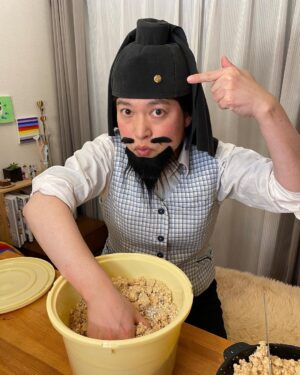 Misoo No Instagram - 聖徳太子だって
.
手作りみそ仕込むっつーの！
.
というわけで
.
みそ仕込みました
.
いやー大変だった〜！笑
.
でも苦労したぶん
.
完成が楽しみだっつーの！
.
ちなみに
.
味噌の祖先は
.
醤(しょう・ひしお)
.
といって
.
遣隋使が大陸から持ち帰ったんです！
.
ナイス妹子〜〜！！(心の声)
.
それが
.
醤(しょう)→未醤(みしょう)
.
になり
.
未醤(みしょう)→みそ
.
になったってわけ！
.
おったま遣隋使！
.
#OL聖徳太子 #脳みそ夫 #味噌 #みそソムリエ #手作り味噌 #おったま遣隋使 #醤 #手で混ぜるのが一番早いっす