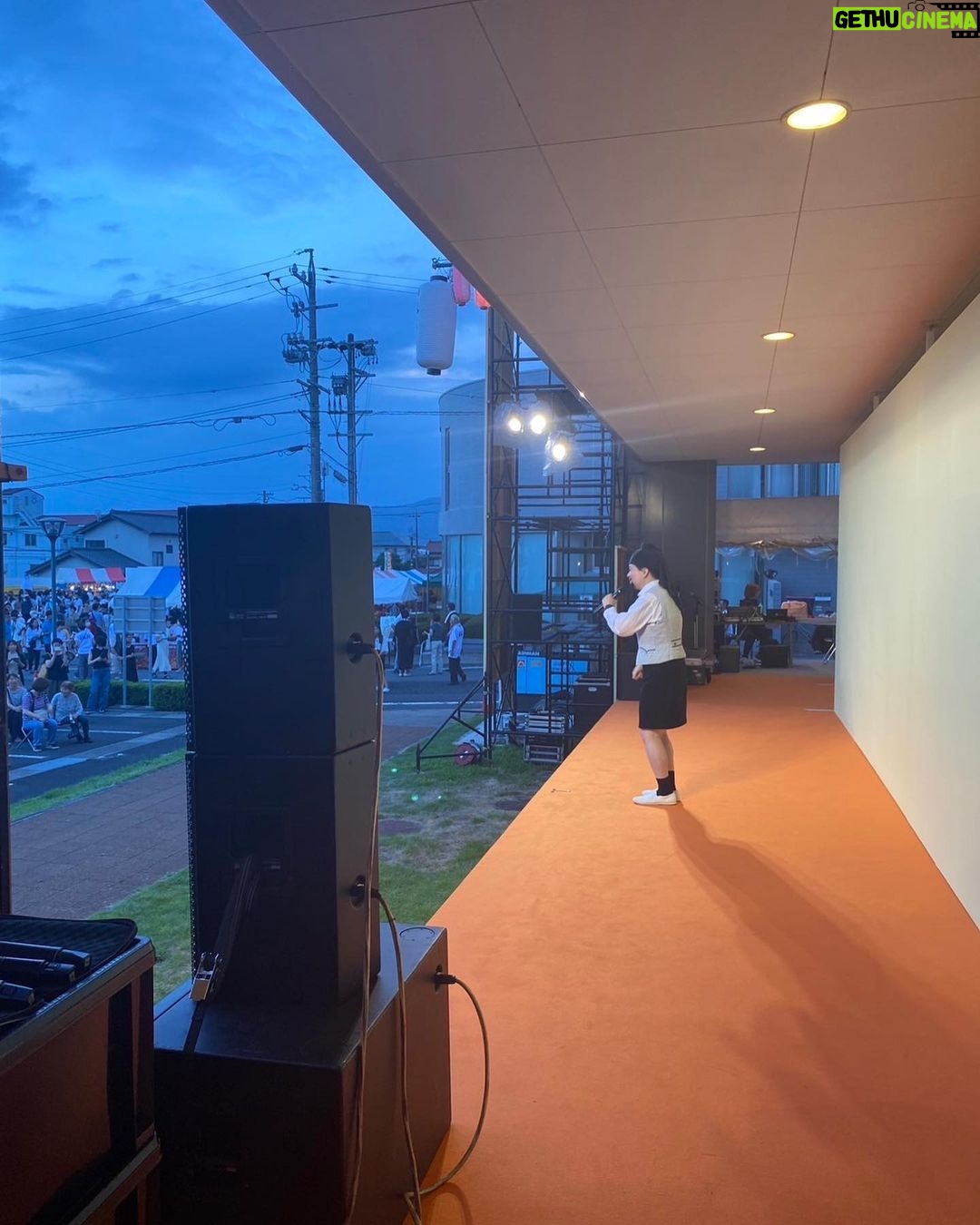 Misoo No Instagram - 静岡市蒲原『かんばらまつり』 . あ〜ざした〜す(たこ口) . タイタン若手の「ツキオラバンカ」の地元! . ということで . お客さんもノリノリ . たのし杉田玄白〜! . #静岡 #静岡市 #蒲原 #かんばらまつり #タイタン #脳みそ夫 #シティホテル3号室 #やらまいかカンパニー #ツキオラバンカ #お土産はうなぎパイっす