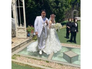 Misoo No Instagram - 村上&いくらちゃん！
.
末永くハピネ〜ス（たこ祝）
.
とってもステキな結婚式だった〜す！
.
そうそう
.
この式場
.
3年前の『有吉さんの壁』で
.
すゑひろがりずさんと『蘇』食ったとこ〜す！
.
おったま遣隋使っ！
.
#マヂラブ #マヂカルラブリー #マヂラブ村上 #いとくとら #qulle #野田クリスタル #有吉の壁 #すゑひろがりず #脳みそ夫 #歴史ーず #4枚目が蘇の場所っす