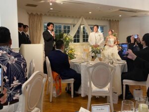 Misoo No Instagram - 村上&いくらちゃん！ . 末永くハピネ〜ス（たこ祝） . とってもステキな結婚式だった〜す！ . そうそう . この式場 . 3年前の『有吉さんの壁』で . すゑひろがりずさんと『蘇』食ったとこ〜す！ . おったま遣隋使っ！ . #マヂラブ #マヂカルラブリー #マヂラブ村上 #いとくとら #qulle #野田クリスタル #有吉の壁 #すゑひろがりず #脳みそ夫 #歴史ーず #4枚目が蘇の場所っす