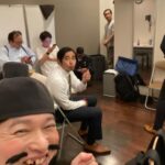 Misoo No Instagram - やついさんフェ〜ス！ . あ〜ざした〜す（たこ口） . ノリノリの . オーディエン〜ス　で . たの新古今和歌集！ . しまおまほさんとパチリ！ . うれ新古今和歌集〜！ (アトロクリスナーだい) . ベランダで . 意味なく . 自撮り棒で　撮ってみたりした〜す(トホホ〜) . #やついフェス #やついフェス2023 #ハマカーン #ロビンフッド #ママタルト #しまおまほ #アトロク #脳みそ夫 #くだもの子のもぎもぎゲーム