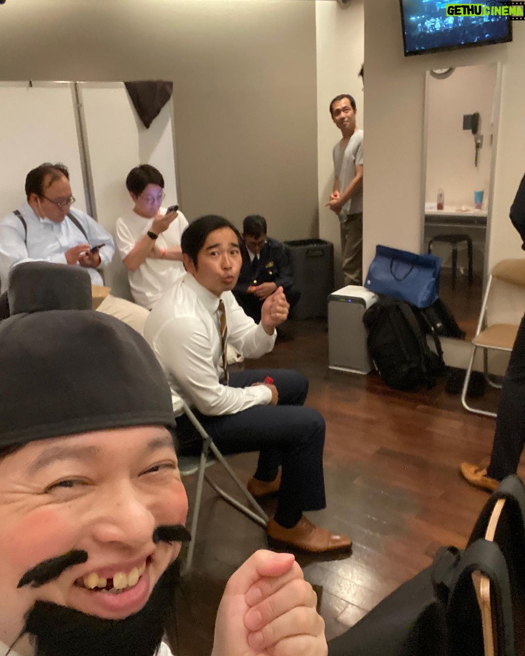 Misoo No Instagram - やついさんフェ〜ス! . あ〜ざした〜す(たこ口) . ノリノリの . オーディエン〜ス で . たの新古今和歌集! . しまおまほさんとパチリ! . うれ新古今和歌集〜! (アトロクリスナーだい) . ベランダで . 意味なく . 自撮り棒で 撮ってみたりした〜す(トホホ〜) . #やついフェス #やついフェス2023 #ハマカーン #ロビンフッド #ママタルト #しまおまほ #アトロク #脳みそ夫 #くだもの子のもぎもぎゲーム