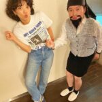 Misoo No Instagram - やついさんフェ〜ス！ . あ〜ざした〜す（たこ口） . ノリノリの . オーディエン〜ス　で . たの新古今和歌集！ . しまおまほさんとパチリ！ . うれ新古今和歌集〜！ (アトロクリスナーだい) . ベランダで . 意味なく . 自撮り棒で　撮ってみたりした〜す(トホホ〜) . #やついフェス #やついフェス2023 #ハマカーン #ロビンフッド #ママタルト #しまおまほ #アトロク #脳みそ夫 #くだもの子のもぎもぎゲーム