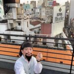 Misoo No Instagram - やついさんフェ〜ス！ . あ〜ざした〜す（たこ口） . ノリノリの . オーディエン〜ス　で . たの新古今和歌集！ . しまおまほさんとパチリ！ . うれ新古今和歌集〜！ (アトロクリスナーだい) . ベランダで . 意味なく . 自撮り棒で　撮ってみたりした〜す(トホホ〜) . #やついフェス #やついフェス2023 #ハマカーン #ロビンフッド #ママタルト #しまおまほ #アトロク #脳みそ夫 #くだもの子のもぎもぎゲーム