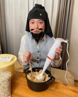 Misoo No Instagram - 聖徳太子だって
.
手作りみそ仕込むっつーの！
.
というわけで
.
みそ仕込みました
.
いやー大変だった〜！笑
.
でも苦労したぶん
.
完成が楽しみだっつーの！
.
ちなみに
.
味噌の祖先は
.
醤(しょう・ひしお)
.
といって
.
遣隋使が大陸から持ち帰ったんです！
.
ナイス妹子〜〜！！(心の声)
.
それが
.
醤(しょう)→未醤(みしょう)
.
になり
.
未醤(みしょう)→みそ
.
になったってわけ！
.
おったま遣隋使！
.
#OL聖徳太子 #脳みそ夫 #味噌 #みそソムリエ #手作り味噌 #おったま遣隋使 #醤 #手で混ぜるのが一番早いっす