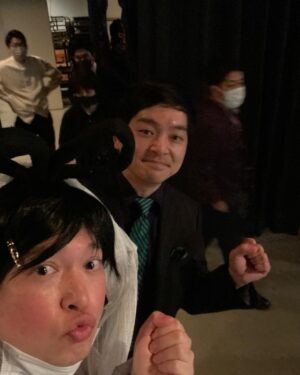 Misoo No Instagram - ウエストランド！
.
M-1優勝おめでと〜す！！！
.
写真は
.
12/9『タイタンシネマライブ』
.
っす！
.
タイタンから2組も決勝に残るだけで
.
おったま遣隋使〜！
.
なのに
.
さらに優勝もしちゃって
.
びっくら古今和歌集〜！！！
.
おめで太子〜！
.
って感じっす
.
キュウも
.
サイコーに面白かった〜す！
.
いやー
.
タイタンってすごい！！
.
#ウエストランド #キュウ #ダニエルズ #トムブラウン #シティホテル3号室 #脳みそ夫 #タイタン #m1グランプリ #m1 #タイタンライブ #タイタンシネマライブ #脳みそ夫もタイタンっす