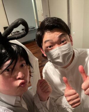 Misoo No Instagram - ウエストランド！
.
M-1優勝おめでと〜す！！！
.
写真は
.
12/9『タイタンシネマライブ』
.
っす！
.
タイタンから2組も決勝に残るだけで
.
おったま遣隋使〜！
.
なのに
.
さらに優勝もしちゃって
.
びっくら古今和歌集〜！！！
.
おめで太子〜！
.
って感じっす
.
キュウも
.
サイコーに面白かった〜す！
.
いやー
.
タイタンってすごい！！
.
#ウエストランド #キュウ #ダニエルズ #トムブラウン #シティホテル3号室 #脳みそ夫 #タイタン #m1グランプリ #m1 #タイタンライブ #タイタンシネマライブ #脳みそ夫もタイタンっす
