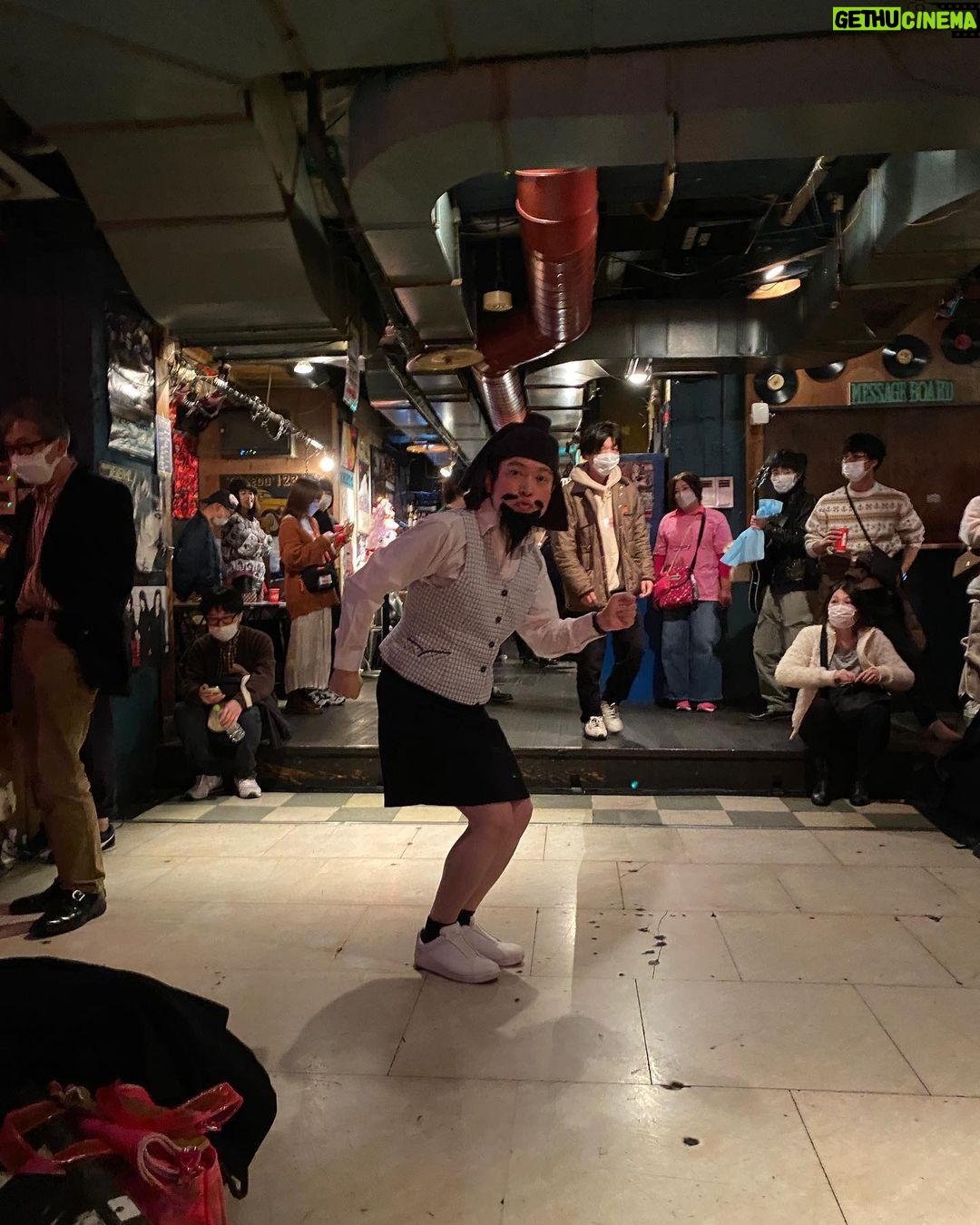 Misoo No Instagram - こないだは『ジョニー大蔵大臣さん50歳生誕祭2022』 . あ〜ざした〜す!(たこ口) . はじめての新宿LOFT! . バンドマンの聖地に立てて . うれ新古今和歌集〜! . 楽屋にスピッツさんの . めっちゃ昔のセトリが貼ってあった〜す . が‥ . 撮り忘れ!トホホ‥ . ライブは . アーティストさんも芸人さんもみんな大盛り上がり! . お客さんもノリノリで . たのし杉田玄白〜! . そしてなにより . ジョニー大蔵大臣さん! . 50歳のおたんじょうび . ハッピーバ〜ス!(たこ祝) . #ジョニー大蔵大臣 #水中それは苦しい #新宿LOFT #脳みそ夫 #OL聖徳太子 #おったま遣隋使
