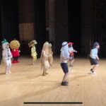 Misoo No Instagram – 遅くなったっすけど、先日は‥
.
『白井ふるさと大使ライブ』
.
あ〜ざした〜す！（たこ口）
.
千葉県白井市のふるさと大使が大集合！
.
ホリさん、イワイガワさん、演歌の大先輩たちと久しぶりにお会いできて
.
うれ新古今和歌集〜！
.
じねんじゃー率いる
.
着ぐるまーずのゆるキャラたちと
.
脳みそ夫体操コラボした〜す！
.
アラサー武士と
.
ちびっこ石油王の
.
コスプレダンサーもいて
.
めっちゃ盛り上がった〜す！
.
#白井 #白井市 #ホリ #イワイガワ #じねんじゃー #着ぐるまーず #なし坊 #かおり #白い大根くん #びゃくしん大魔王 #黒星仮面 #ナッシー号マン #ナッシー号マンレディ #赤星レディ #ゆるキャラ #正式名称しらべるの大変っす笑