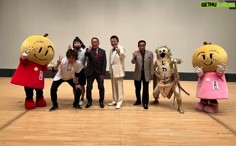 Misoo No Instagram - 遅くなったっすけど、先日は‥ . 『白井ふるさと大使ライブ』 . あ〜ざした〜す!(たこ口) . 千葉県白井市のふるさと大使が大集合! . ホリさん、イワイガワさん、演歌の大先輩たちと久しぶりにお会いできて . うれ新古今和歌集〜! . じねんじゃー率いる . 着ぐるまーずのゆるキャラたちと . 脳みそ夫体操コラボした〜す! . アラサー武士と . ちびっこ石油王の . コスプレダンサーもいて . めっちゃ盛り上がった〜す! . #白井 #白井市 #ホリ #イワイガワ #じねんじゃー #着ぐるまーず #なし坊 #かおり #白い大根くん #びゃくしん大魔王 #黒星仮面 #ナッシー号マン #ナッシー号マンレディ #赤星レディ #ゆるキャラ #正式名称しらべるの大変っす笑