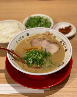 Misoo No Instagram - 天下一品の日にもらった無料クーポン！
.
こってり食って
.
スピードくじ引いたら‥
.
なーんと！
.
ミニミニどんぶり当たった〜す！（たこ口）
.
うれし杉田玄白〜！
.
#天下一品 #こってり #こってりラーメン #ネギトッピング #ライス #脳みそ夫 #景品くれた店員さんはあっさり