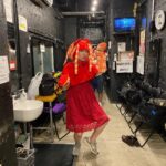 Misoo No Instagram - 昨日は『タイタンライブRhea』 . あ〜ざした〜す（たこ口） . タコお嬢 . at 新宿バティオ〜ス . 着替え中で . スニーカーはいてるのは . 見逃して〜す . トホホ〜 . #タイタンライブレア #タイタンライブrhea #脳みそ夫 #タコお嬢 #後ろにウエストランド井口くん