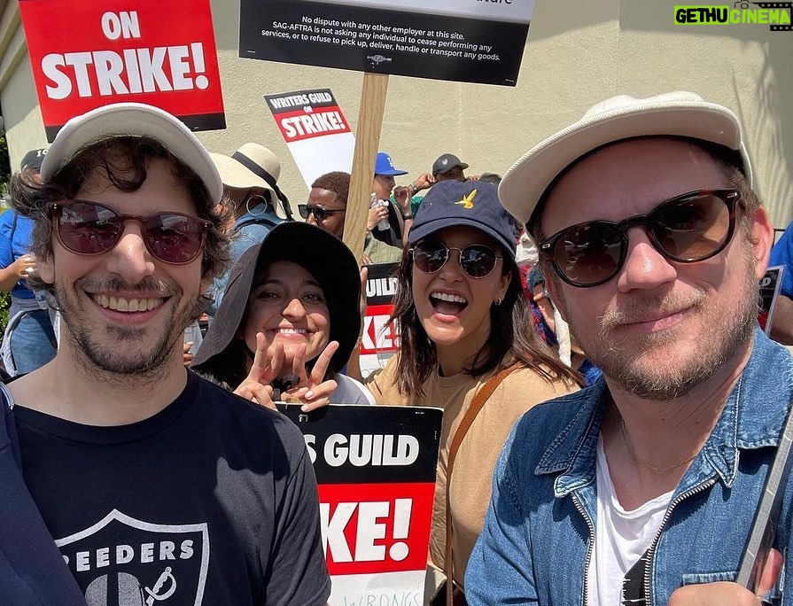 Mitra Jouhari Instagram - Yesterday was cutie Digman day in the picket line. Not all the writers could make it but they are the best. ❤❤❤❤❤❤ I’m not a writer on it thank GOD I kept pitching to kill all the arkies ❤