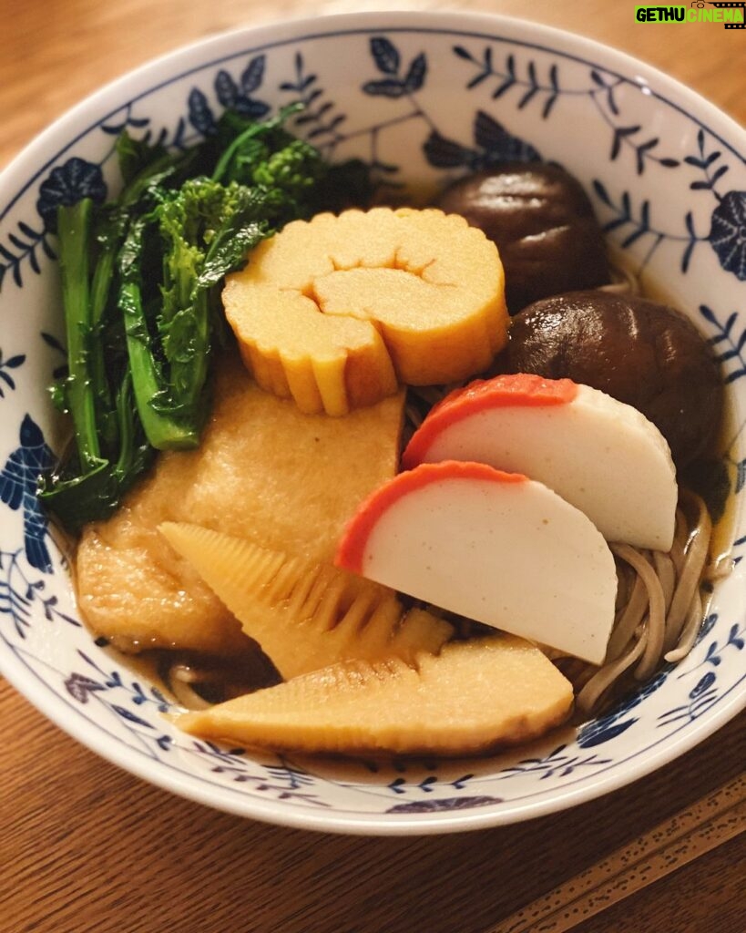 Miyu Hayashida Instagram - ２０２３年、やりたい事ができ、行きたい所に行き、衣食住に困らず過ごせた事に感謝をしながら。来年はどんな一年にしたいか、考えながら。 おかめ蕎麦風の年越し蕎麦を作りました。 今年もありがとうございました。 良いお年をお迎えください。🌙❄🙏😊 #岬優料理