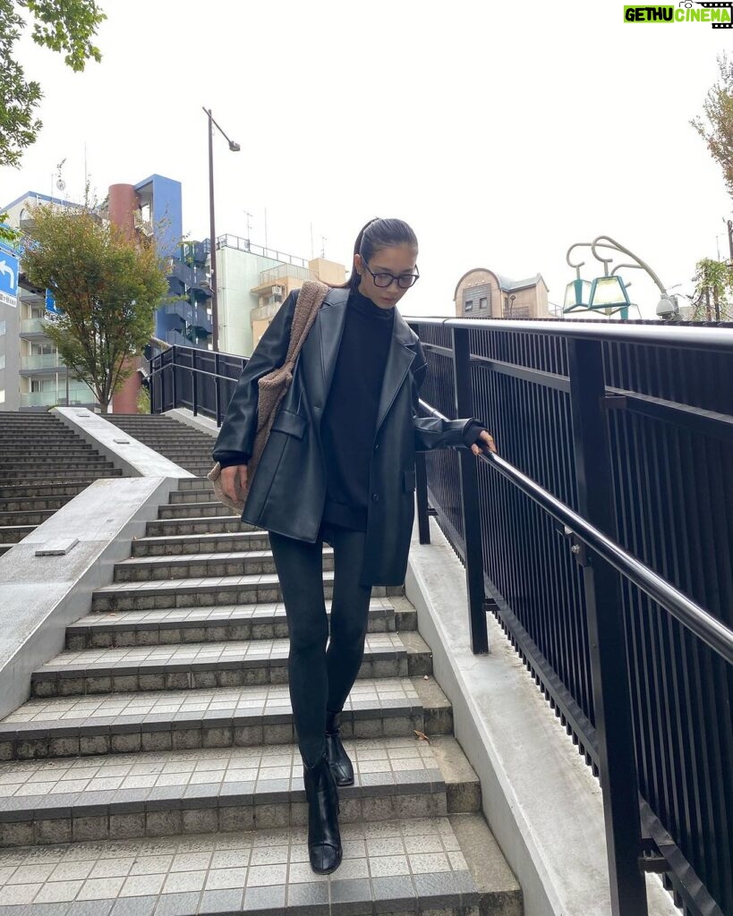 Miyu Hayashida Instagram - 最近はジャケットの中に トレーニングウェアを着ています。 bag @threesquare_japan 🙏💜 jacket @fray_id 🙏💛 glasses @nochinooptical 🙏🖤 #filterless #林田岬優