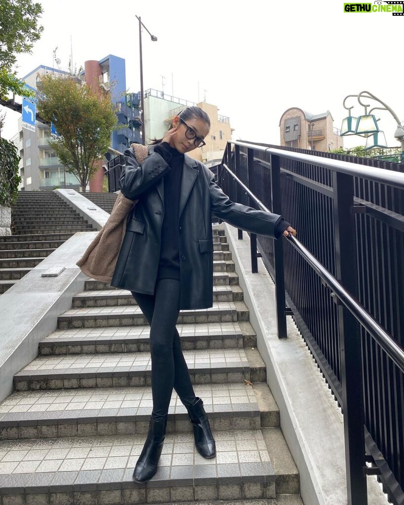 Miyu Hayashida Instagram - 最近はジャケットの中に トレーニングウェアを着ています。 bag @threesquare_japan 🙏💜 jacket @fray_id 🙏💛 glasses @nochinooptical 🙏🖤 #filterless #林田岬優