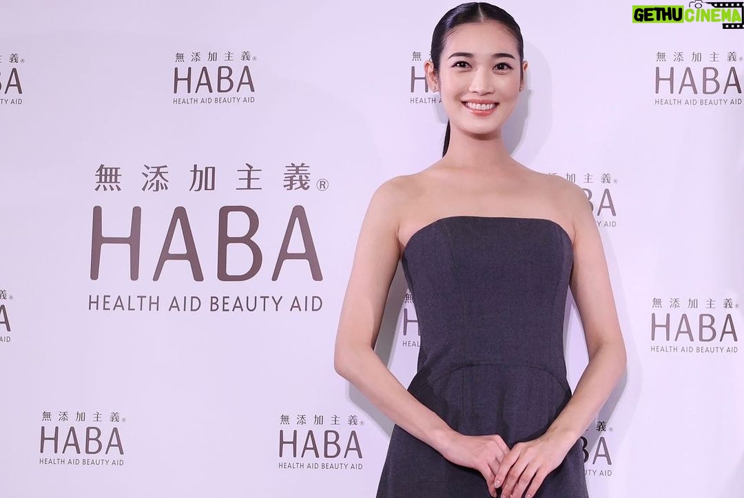 Miyu Hayashida Instagram - . HABA 「無添加スキンケアメイク」イメージモデルを務めさせていただくことになりました。 本日は、創業40周年を迎えるハーバー研究所「無添加スキンケアメイクリニューアル発表会」💐 HABAの線密にこだわって作られた肌に優しい無添加のコスメと、ヘアメイクの千吉良さんのメイクアップショーに出演しました。 優しくも凛とした強さのある女性像がHABAにぴったりだと思います。 皆さんも是非、日常に取り入れてみてくださいね😊♡ 💐 @haba_jp 👗 @albertaferretti