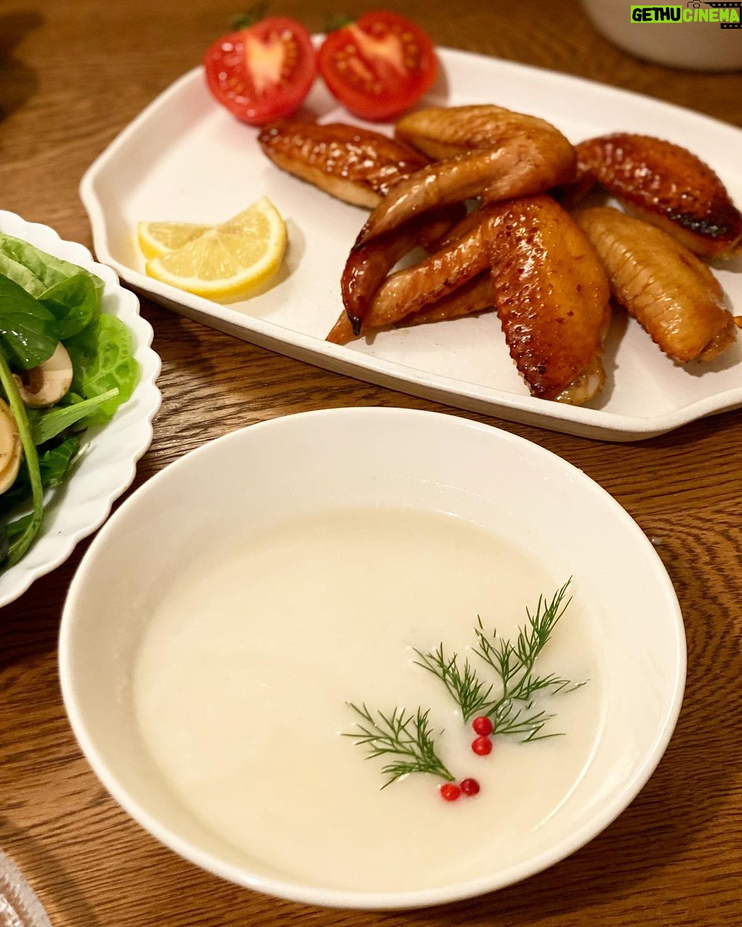 Miyu Hayashida Instagram - . Christmas Eve's all my cooking🍴 so easy and healthy😘 突然、母が日帰りで来てくれたので、 手料理を振る舞いました🧚🏻♀️ ◯Cauliflower potage カリフラワーを白出汁と白味噌とミルクで. ◯Oven-baked chicken wings 味付けして時間を置いて焼くだけ✨ ◯Olive oil radish オリーブオイルと粒塩で美味しい! ◯Baby leaf and blueberry salad 撮影が続いているのでカッテージチーズはお預け... ◯Only egg quiche 具材はいろいろ.卵は5個使いました🥚 Merry Christmas🎄💖 #岬優料理 たぶん...#親孝行 できてるかな😂