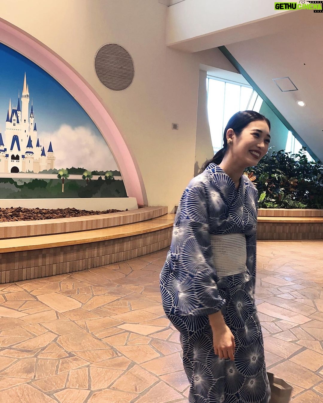Miyu Hayashida Instagram - 今年、まだ夏らしいことができてないよね〜と東京に遊びに来た妹と🧸浴衣を着て、どこかお祭りに行く気分で夕方からDisney Seaに行きました🏰 船に乗って花火を観たり、ゲームをしたり、のんびり🎐 でも、沢山歩くとやっぱり浴衣が着崩れてしまうので、まだまだ着付けを頑張らないとです。 しっかり夏らしいことをして 久しぶりに耳をつけてはしゃぐことができ 良い休日を過ごせました🐭🌻💗😉 #filterless