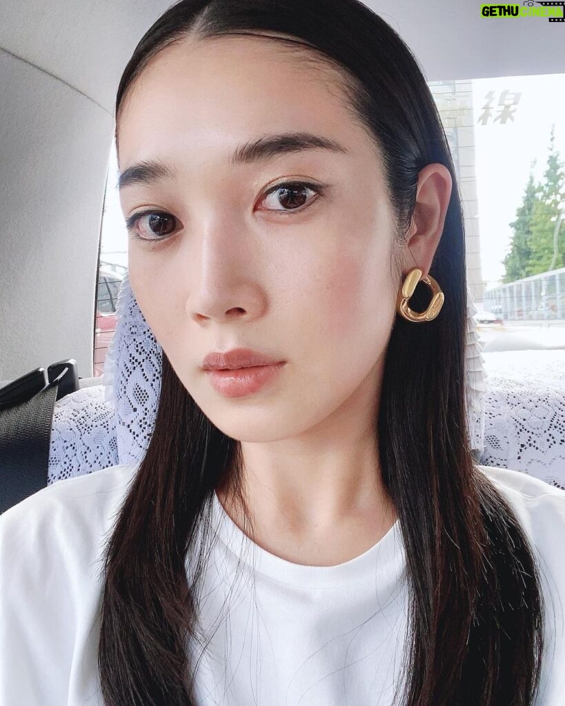 Miyu Hayashida Instagram - 23区30th ANNIVERSARY RUNWAY SHOWへ。 19歳の頃から、撮影や私服でお世話になっています。ベーシックで品格があり、特にパンツのラインが綺麗。showのスタイリングもとても素敵でした。これからもよろしくお願いします♡ Tshirt,gilet,pants @23ku_official self hairmakeup. #filterless