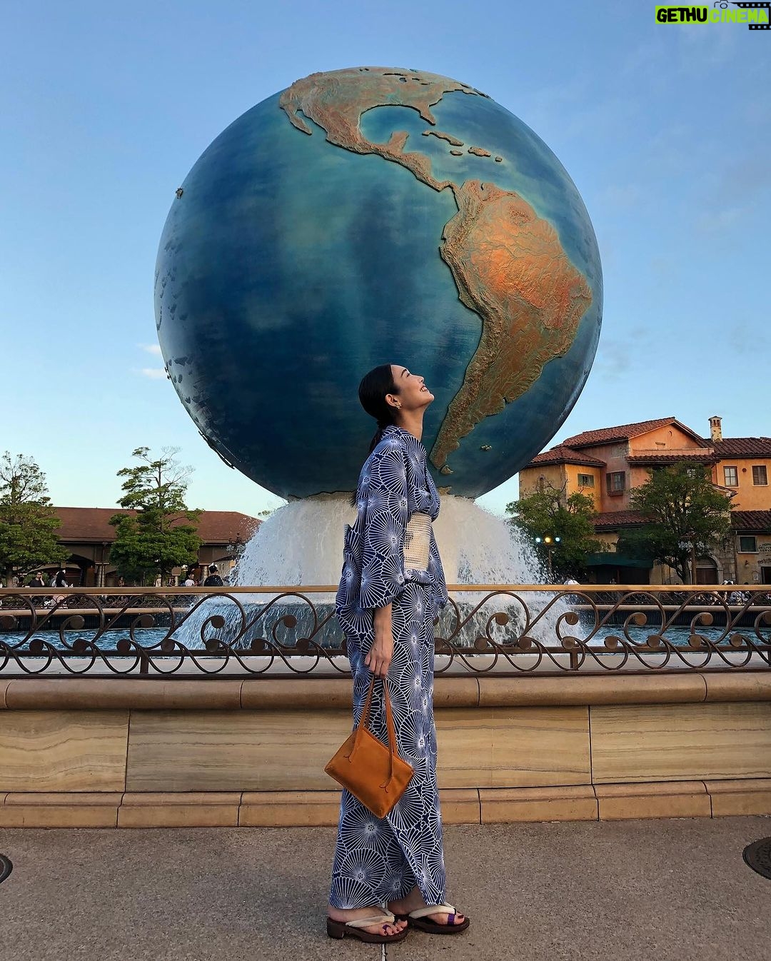 Miyu Hayashida Instagram - 今年、まだ夏らしいことができてないよね〜と東京に遊びに来た妹と🧸浴衣を着て、どこかお祭りに行く気分で夕方からDisney Seaに行きました🏰 船に乗って花火を観たり、ゲームをしたり、のんびり🎐 でも、沢山歩くとやっぱり浴衣が着崩れてしまうので、まだまだ着付けを頑張らないとです。 しっかり夏らしいことをして 久しぶりに耳をつけてはしゃぐことができ 良い休日を過ごせました🐭🌻💗😉 #filterless