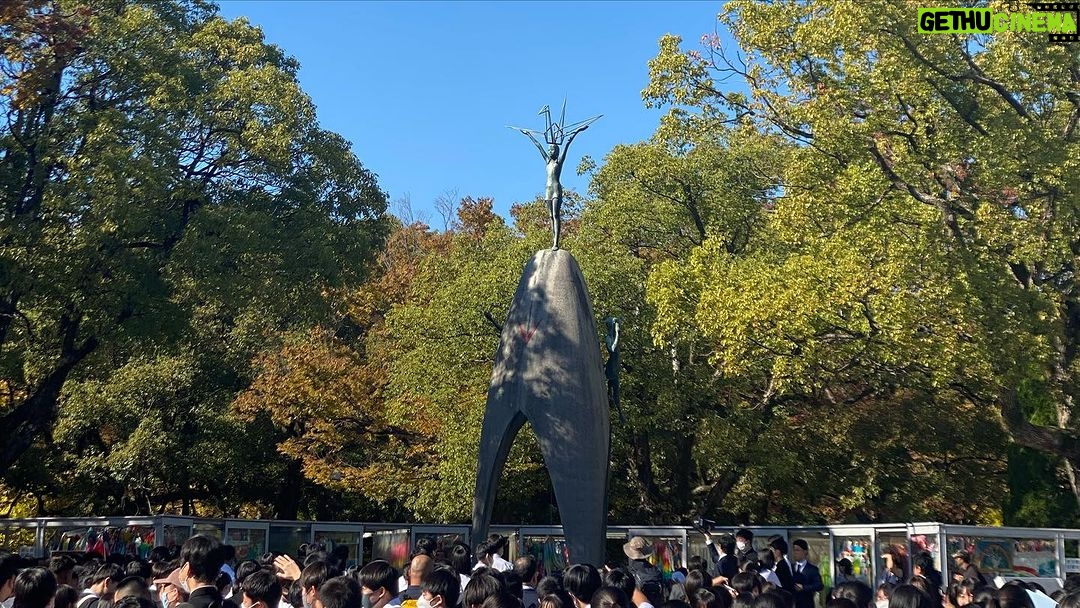 Miyu Hayashida Instagram - 先日、広島へ行きました。 日々、沢山の人たちが攻撃を受け 犠牲になっているのを見て 何もすることができないもどかしさと共に 居ても立っても居られない気持ちになり 行ってきました。 毎日の生活は続いていて、 やらなきゃいけないことは沢山あるけれど。 同じように核で苦しめられている世界の現状を 見て見ぬふりをすることができませんでした。 小中学生の子どもたちが、原爆の子の像の前で、 今世界では戦争が起こっている、僕たちは平和を祈り続けますと声をあげていました。 その同じくらいの歳の子どもたちが毎日苦しめられている現実や、子どもだけではなく、無実な人たちが、爆撃によって殺されていること。 その怖さを再確認し、知っておかなければいけないと思いましたし、目を背けてはいけない現実だと思います。 本当に、もう、やめてほしい。 大切な、大切な、ひとつしかない命を、 核という無意味なもので、壊し、何が得られるんだろう。 私も小中学生の子達と一緒に、お祈りしました。 世界がいつか変わることを。 今は、お祈りしかできないことに悔しさを感じながら。 I went to Hiroshima. I saw so many people being attacked and sacrificed every day. I felt frustrated that I could not do anything, I felt like I could not stand still and I went there. Everyday my daily life is going on, I have many things to do, but I could not turn a blind eye to the current situation in the world, which is also suffering from nuclear weapons. In front of the statue of the Children of the Atomic Bomb,elementary and junior high school students said that there is a war going on in the world right now and we will continue to pray for peace. The children are suffering every day,not only children but also innocent people are being killed by the bombings and lost their precious family. We have to reaffirm and know the fear of it and can't turn our eyes away from this reality. I really wish it would stop. What will be gained by destroying only precious life with so meaningless nuclear weapons? I prayed with the children. "That one day the world will change" Feeling frustrated that all I could do was pray...