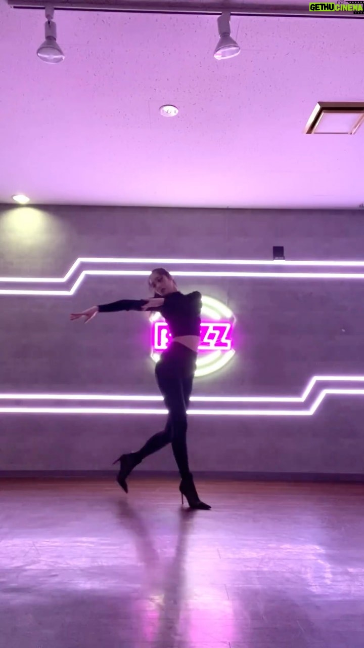 Miyu Hayashida Instagram - Self practice 👠🦩🧞♀️🦋 Choreographed by @k.kanance instructor 2ヶ月前から始めたヒールダンス。 大人バレエ以外のダンス経験がなくいきなりヒールで踊っていますが、バレエで学んだ体幹、手先の動きが役に立っているような!身体の機能、柔軟性、振りの正確さなどはまだまだです。でも、カナンセ先生 @k.kanance の振りとダンスが、いつもとっても魅力的でかっこよく...✨色々な動きができるようになりたい🔥少しだけ踊れるようになってきて、楽しさを感じられているところです☺️ I started heel dancing 2 months ago.I have no dance experience other than adult ballet but suddenly started dancing in heels, I think the core and arms's moves I learned in ballet seem to be useful! Im still in training of body functionality and flexibility. But @k.kanance instructor's choreography and dancing are always attractive and cool! I want to learn more moves🔥.