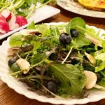 Miyu Hayashida Instagram - ． Christmas Eve's all my cooking🍴 so easy and healthy😘 突然、母が日帰りで来てくれたので、 手料理を振る舞いました🧚🏻‍♀️ ◯Cauliflower potage カリフラワーを白出汁と白味噌とミルクで. ◯Oven-baked chicken wings 味付けして時間を置いて焼くだけ✨ ◯Olive oil radish オリーブオイルと粒塩で美味しい! ◯Baby leaf and blueberry salad 撮影が続いているのでカッテージチーズはお預け... ◯Only egg quiche 具材はいろいろ.卵は５個使いました🥚 Merry Christmas🎄💖 #岬優料理 たぶん...#親孝行 できてるかな😂