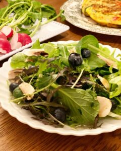 Miyu Hayashida Instagram - ． Christmas Eve's all my cooking🍴 so easy and healthy😘 突然、母が日帰りで来てくれたので、 手料理を振る舞いました🧚🏻‍♀️ ◯Cauliflower potage カリフラワーを白出汁と白味噌とミルクで. ◯Oven-baked chicken wings 味付けして時間を置いて焼くだけ✨ ◯Olive oil radish オリーブオイルと粒塩で美味しい! ◯Baby leaf and blueberry salad 撮影が続いているのでカッテージチーズはお預け... ◯Only egg quiche 具材はいろいろ.卵は５個使いました🥚 Merry Christmas🎄💖 #岬優料理 たぶん...#親孝行 できてるかな😂
