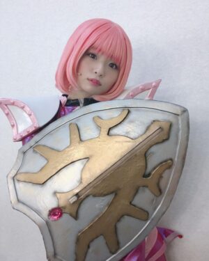 Mizuki Saiba Instagram - 舞台｢キューティハニー CLIMAX｣

全公演終了しました‪‪☺︎

配信でも、劇場でも、観てくださった皆様、そしてお家からでも応援してくれた皆様、ありがとうございました🍩‬

初日と2公演目が中止になってしまいましたが、それ以降無事に千秋楽まで迎えることができてよかった🍰

初演からスイーツハニーをやらせていただいて、ハニーちゃん達と一緒に沢山戦うことができて幸せでした🍩

スイーツハニーということで沢山のスイーツを手作りしてくれたスタッフの方への感謝が止まらない🤧

観てくださった方の心にずっと残る作品になるといいな‪‪🍡

あと私の武器、マールティス！！！おまえ！なかなか使うの大変だったぞ！！！自分の腕につけて離れることの無いこの盾は、初演から1年半の年月を経てちゃんと相棒になってくれました⚔

弥生ちゃんのやんちゃで好戦的なところがとっても好きで、演じていてとっても楽しかった😊

ハニーフォーエバー！！！！

#ハニステ