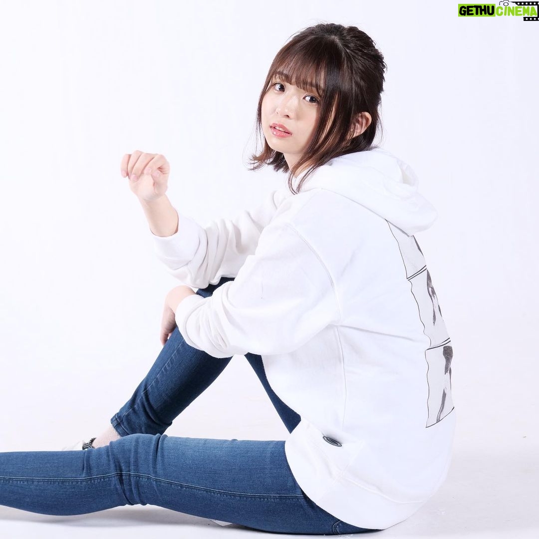 Mizuki Saiba Instagram - LIVERTINEAGEさんとのコラボ商品が、受注開始になりました♩ 今回は、ロンTとパーカーです♩ ロンTの方は大好物のきゅうりがデザインされたもので、袖にはCUCUMBER…!!!🥒 パーカーは、私の口癖であり好きな言葉の「ほどよく」が、かっこいい文字になって刺繍されてます👕 後ろには私が、、!写ってます…! ぜひ、ゲットしてください♩ こちらから! → @livertine_age