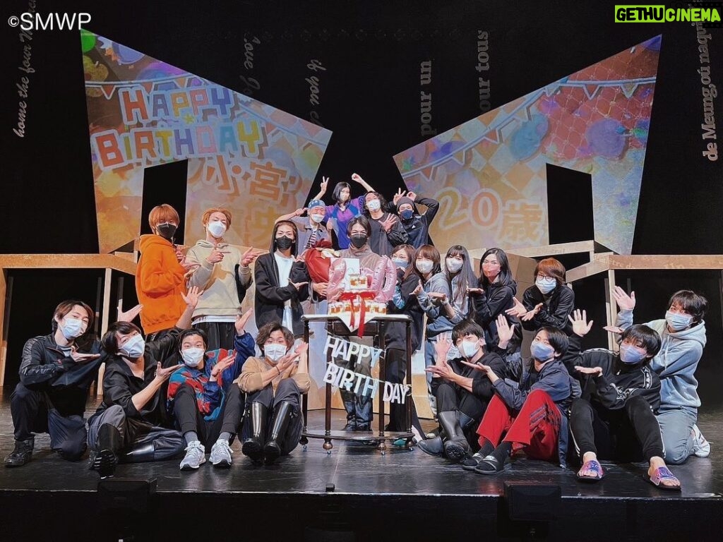 Mizuki Saiba Instagram - シャッフルまぜこぜ、 昨日はダルタニアン役りおの20歳のお誕生日でした‪︎‬ ‪︎☺︎ わ～20歳！ 初対面の時は私が20歳だったのに…！ 時の流れ～～～！！！！ 撮影の時よりもはるかに沢山の時間を過ごして、お芝居のお話もして、同じ舞台に立てて嬉しいです♩ そして本日千穐楽、がんばります…！ #シャッフルまぜこぜ