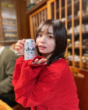 Mizuki Saiba Instagram - あけましておめでとうございます🎍

今年もお仕事頑張ります‪︎‬ ‪︎☺︎

よろしくお願い致します🥒

後ろに写っているのは弟です😂