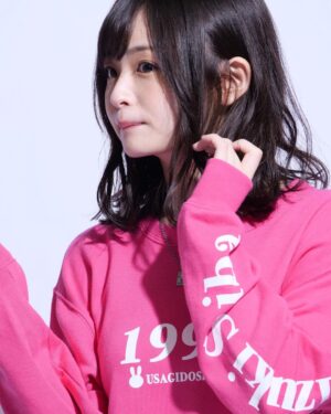 Mizuki Saiba Instagram - LIVERTINEAGEさんとのコラボ商品が受注開始になりました🐰

今回はトレーナーとネックレスです♩
トレーナーは来年の干支と自分の干支にちなんでうさぎ年デザイン…！

ネックレスは愛猫のシルエットが🐱
どちらも素敵なので皆様ぜひ！