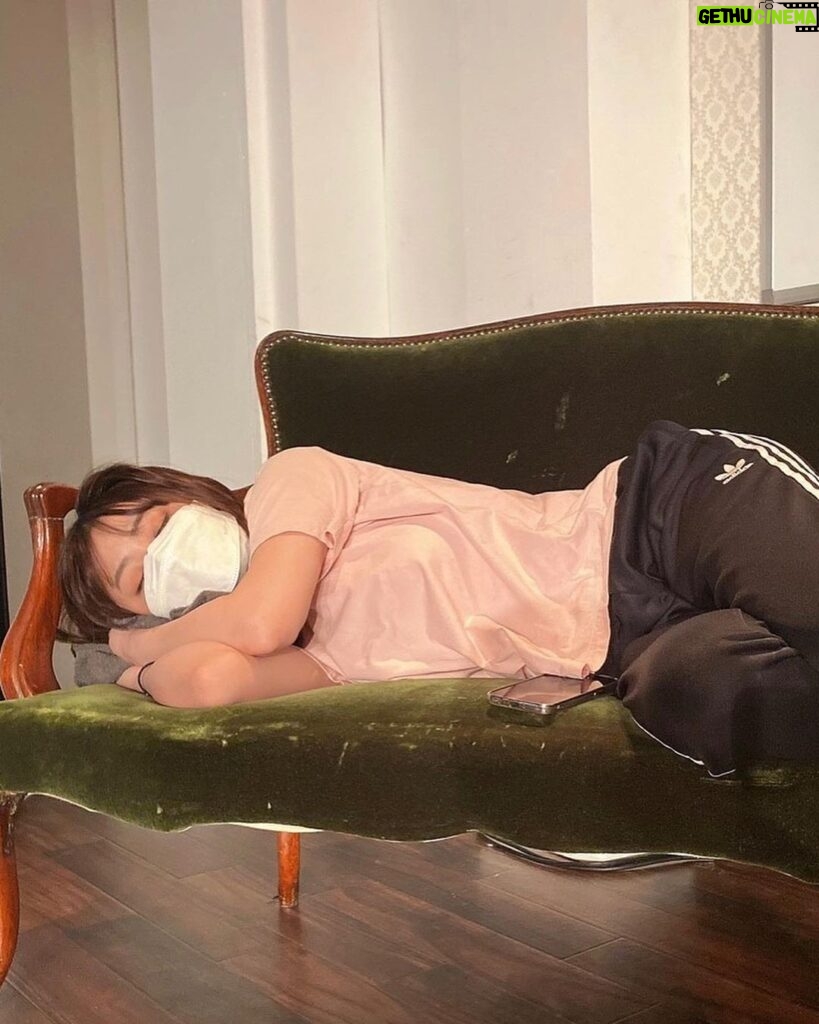 Mizuki Saiba Instagram - 舞台トレーディングライフ、全公演終了しました‪︎‬ ‪︎☺︎ 観劇して下さった皆様ありがとうございました♩ 毎回脳みそを使い果たす作品で、マチソワ間あまり寝ない私ですが今回はがっつり睡眠しました😌 寝てるところは生田の輝さんが撮ってくれました