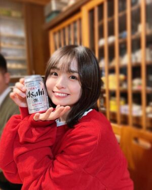 Mizuki Saiba Instagram - あけましておめでとうございます🎍

今年もお仕事頑張ります‪︎‬ ‪︎☺︎

よろしくお願い致します🥒

後ろに写っているのは弟です😂