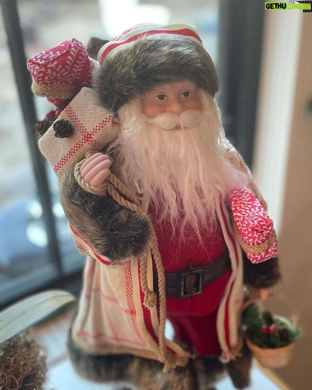 Mo Collins - 710 Likes - Easy to be Merry, and get into the spirit of the Holidays with our beautiful friends at Karen and Carl’s. Tree is DECORATED!!! I hope you find time to soak in some goodness with friends and family over the next couple months. ❤️ #treedecorating #friends #holidayparty