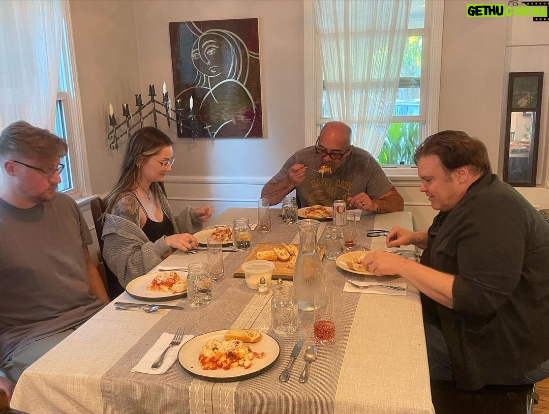 Mo Collins Instagram - Saturday night family din-din. Alex made a DELICIOUS lasagna!! ❤️ @hanaskuby Garreth, and Uncle Billy @thewilliambutler @skubyballs