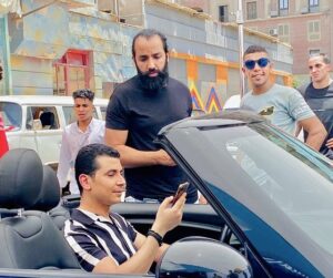 Mohamed Anwar Instagram - الحمد لله ڤيديو كليب أغنية #انتوا_كده_كلكوا وصل لأكتر  من ١٧ مليون مشاهدة على السوشيال ميديا 🕺🏻💃🏻🔥🔥 .. مبسوط أوي ان الأغنية عجبتكم وعايز أشكر كل الناس اللي تعبت ف الأغنية عشان نقدر نعمل حاجة تعجبكم 👏🏻