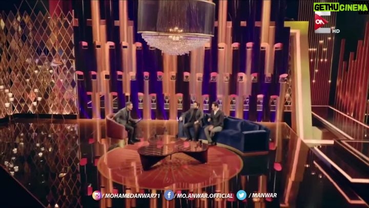 Mohamed Anwar Instagram - طب والنبي لو انت مكاني ومعزوم عند باشا مصر هتجيبله هديه ايه غير كده 😂😂 #محمد_انور #امير_كراره #باشا_مصر #سهرانين