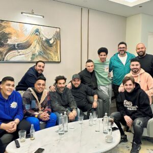 Mohamed Anwar Instagram - القاعدة دي فيها نص ضحك الدنيا .. وكل جدعنة العالم 🤍
يارب دايما متجمعين 👥