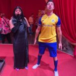 Mohamed Anwar Instagram - لما امك تعملك رونالدو وجورجينا في البيت 😂😂 دلوقتي تقدر تتفرج علي رونالدو وجورجينا لايف يوميا وحتي يوم الاحد ١٢ فبراير علي مسرح #محمد_العلي في مسرحية #ازاي_تخنق_جارك #بوليفارد #رياض_سيتي