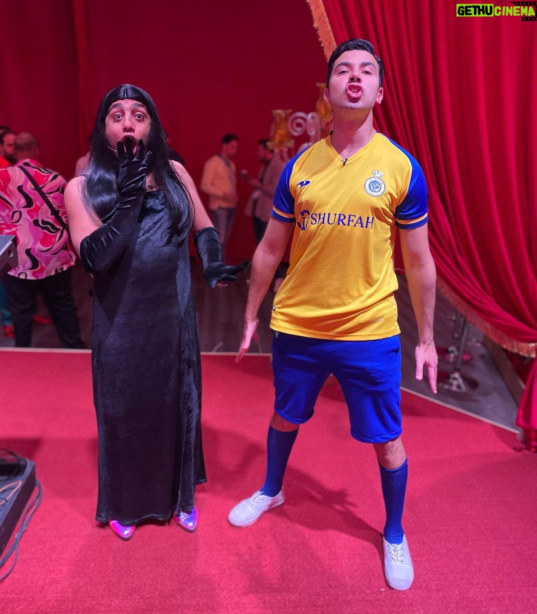 Mohamed Anwar - 53.2K Likes - لما امك تعملك رونالدو وجورجينا في البيت 😂😂
دلوقتي تقدر تتفرج علي رونالدو وجورجينا لايف
يوميا وحتي يوم الاحد ١٢ فبراير علي مسرح #محمد_العلي في مسرحية #ازاي_تخنق_جارك #بوليفارد #رياض_سيتي